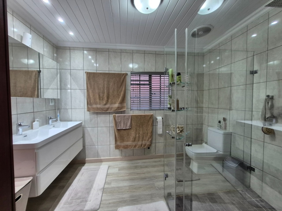 5 Bedroom Property for Sale in Langenhovenpark Free State